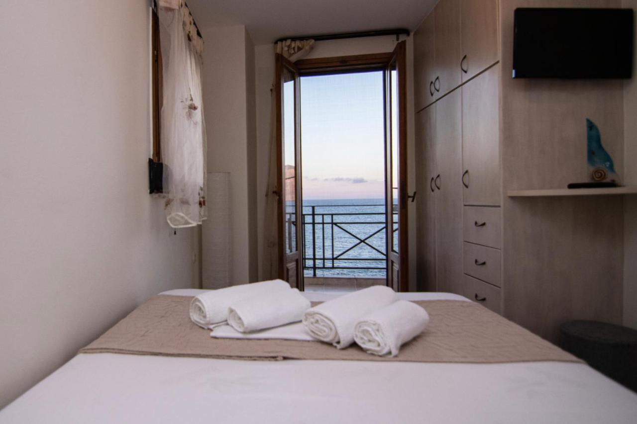 The Island House - Family Size Apt - Overlooking The Aegean - 3 Steps From The Beach موخلوس المظهر الخارجي الصورة