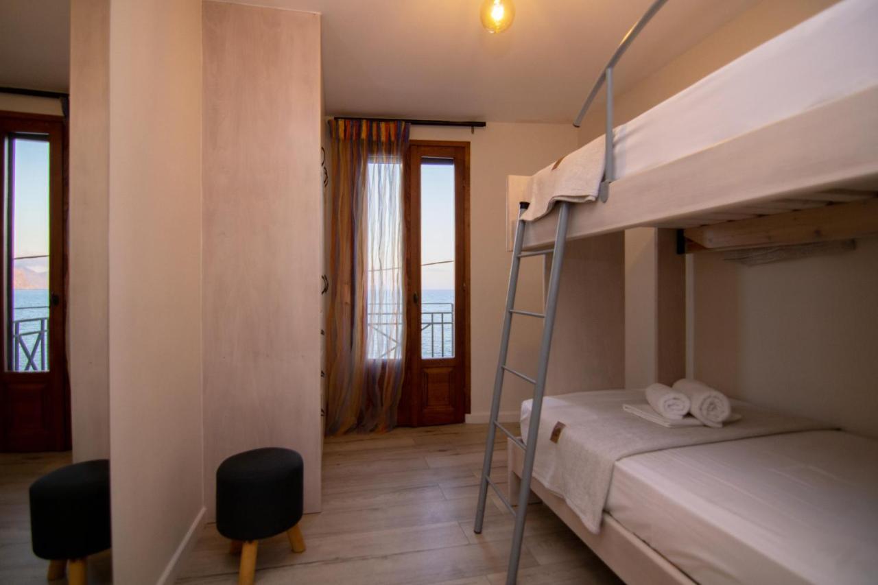 The Island House - Family Size Apt - Overlooking The Aegean - 3 Steps From The Beach موخلوس المظهر الخارجي الصورة